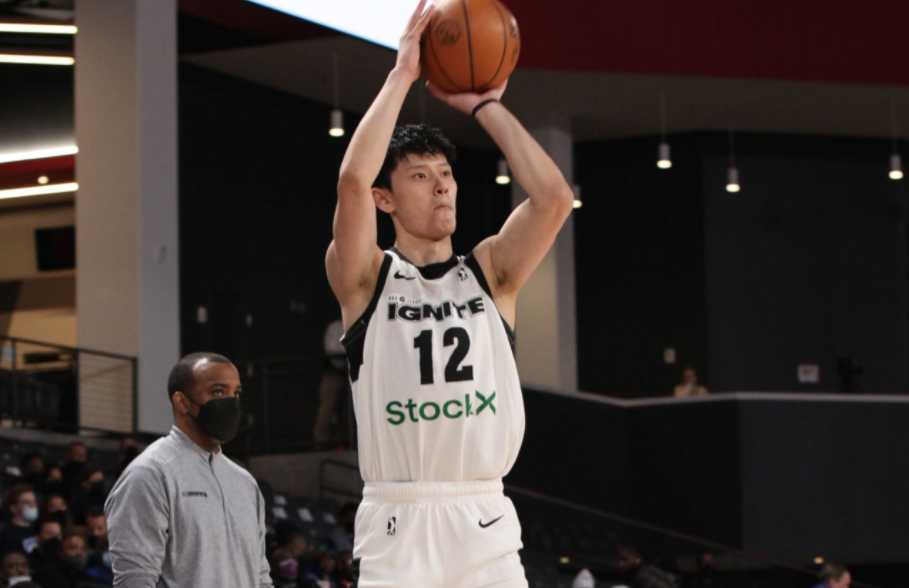 布鲁克林篮网训练开放日，赛后官宣签约引欢呼，全明星赛在即，临场指挥获称赞的简单介绍