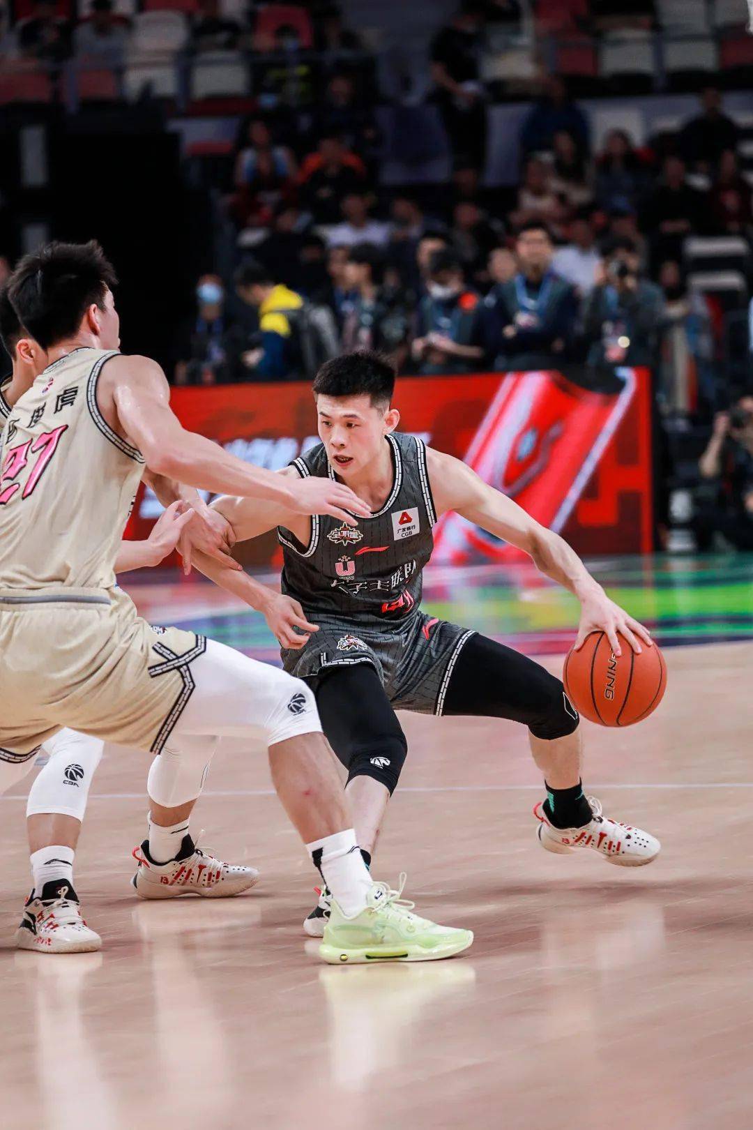 关于赛地聚焦——CBA季后赛赛后热度飙升，浙江队外线爆发，更衣室稳定，阵容厚度经受考验的信息